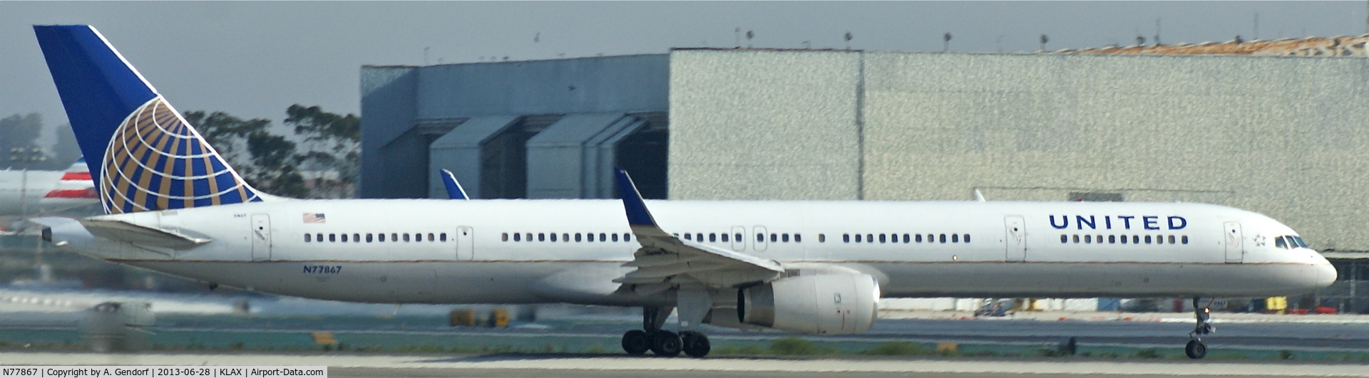 N77867, 2002 Boeing 757-33N C/N 32592, United, seen here speeding up on RWY 24L at Los Angeles Int´l(KLAX)