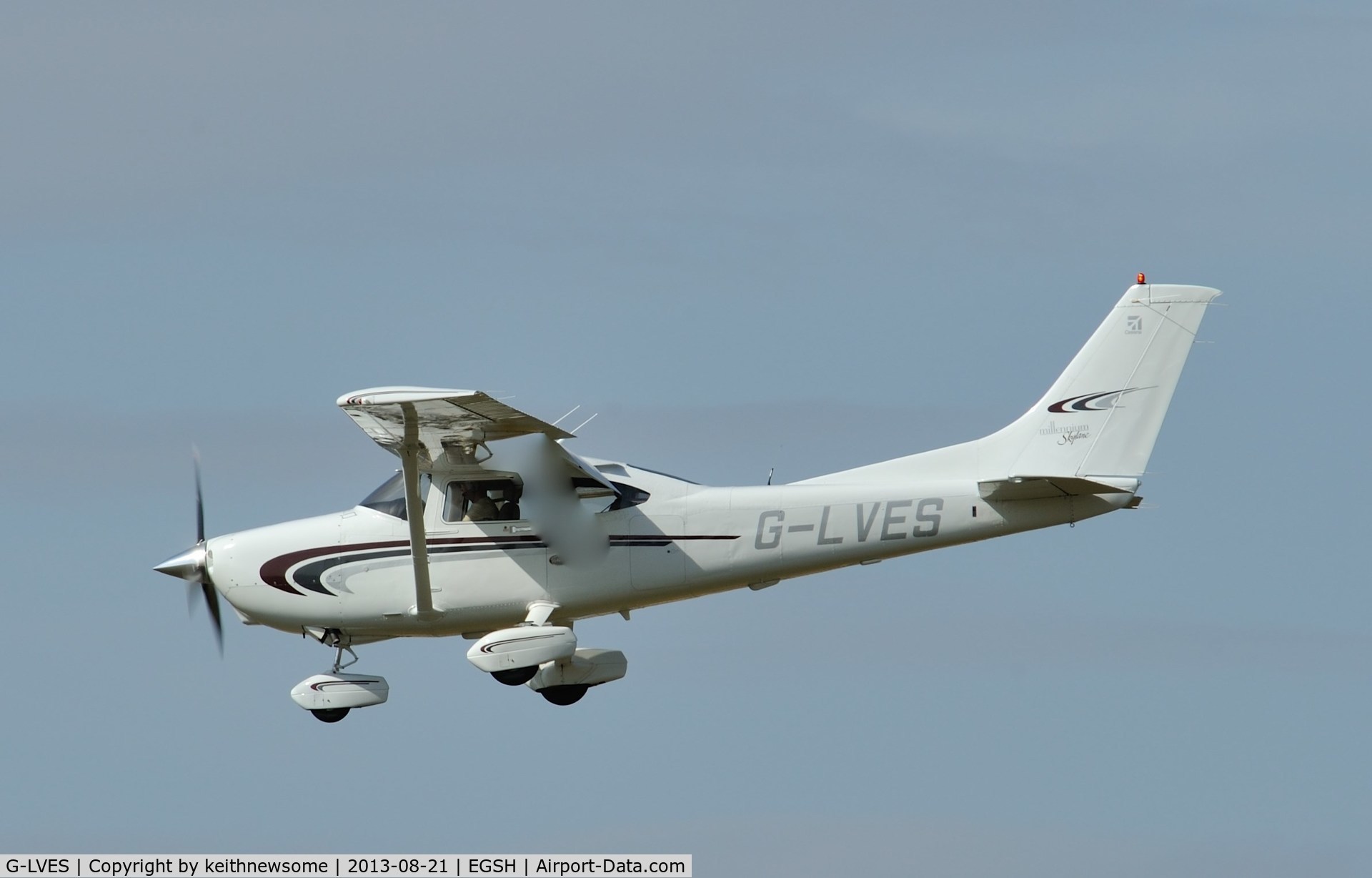 G-LVES, 2000 Cessna 182S Skylane C/N 182-80741, Landing onto runway 27 !