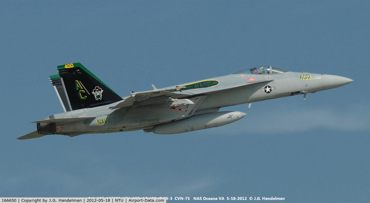 166650, Boeing F/A-18E Super Hornet C/N E113, Climbing out.