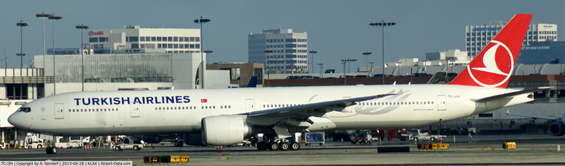 TC-JJH, 2010 Boeing 777-3F2/ER C/N 40792, Turkish Airlines, is taxiing to the runway at Los Angeles Int´l(KLAX)