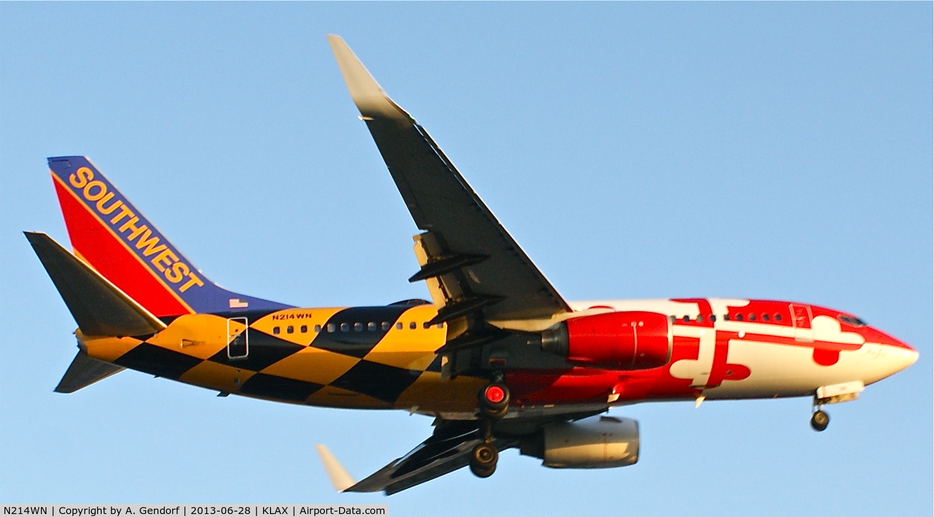 N214WN, 2005 Boeing 737-7H4 C/N 32486, Southwest Airlines, is aproaching Los Angeles Int´l(KLAX), in the soft evening light