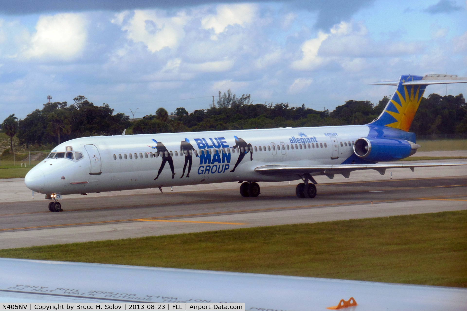 N405NV, 1988 McDonnell Douglas MD-83 (DC-9-83) C/N 49623, on taxiway at FLL