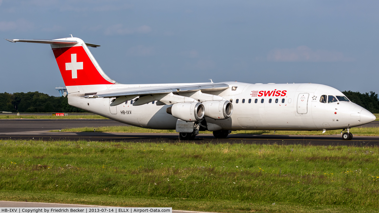 HB-IXV, 1995 British Aerospace Avro 146-RJ100 C/N E3274, taxying to the active