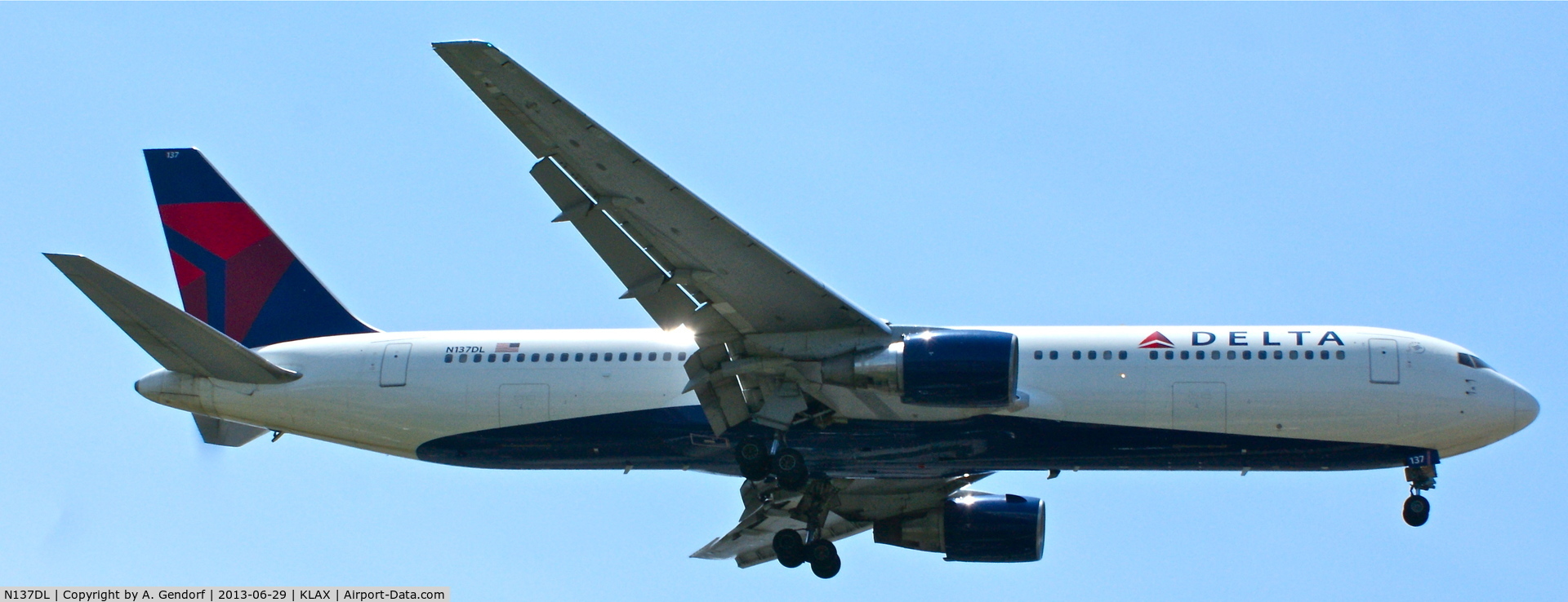 N137DL, 1991 Boeing 767-332 C/N 25306, Delta, seen here on finals at Los Angeles Int´l(KLAX)