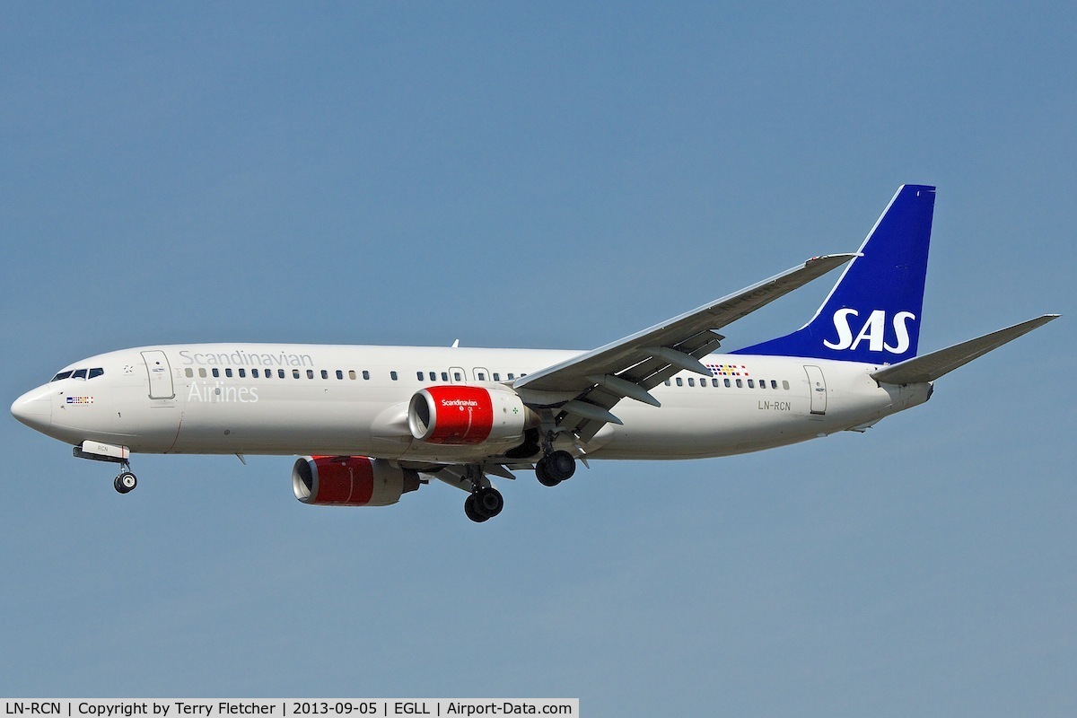 LN-RCN, 2000 Boeing 737-883 C/N 28318, On approach to London Heathrow