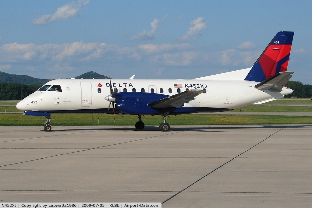 N452XJ, 1998 Saab 340B C/N 340B-452, First time wearing the Delta colors. Arriving from MSP.