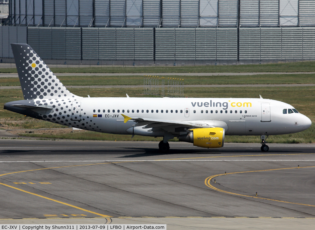 EC-JXV, 2006 Airbus A319-111 C/N 2897, Landing rwy 14R in his new corporate identity...