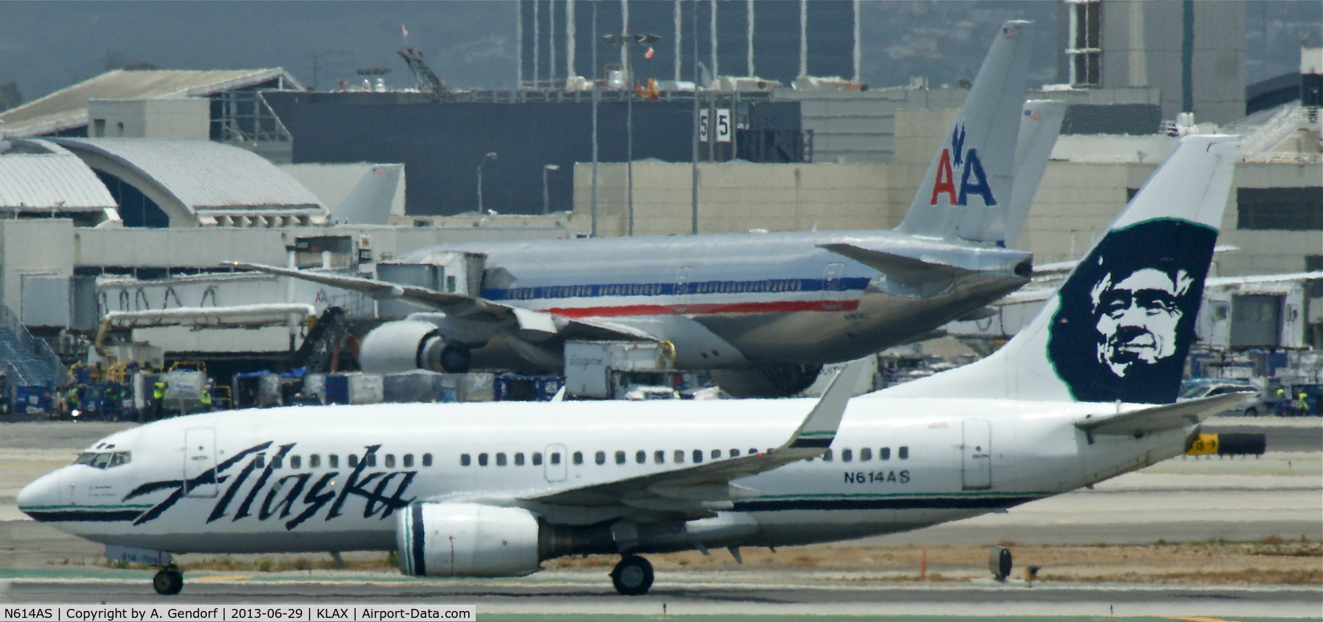 N614AS, 1999 Boeing 737-790 C/N 30343, Alaska Airlines, seen here taxiing at Los Angeles Int´l(KLAX)