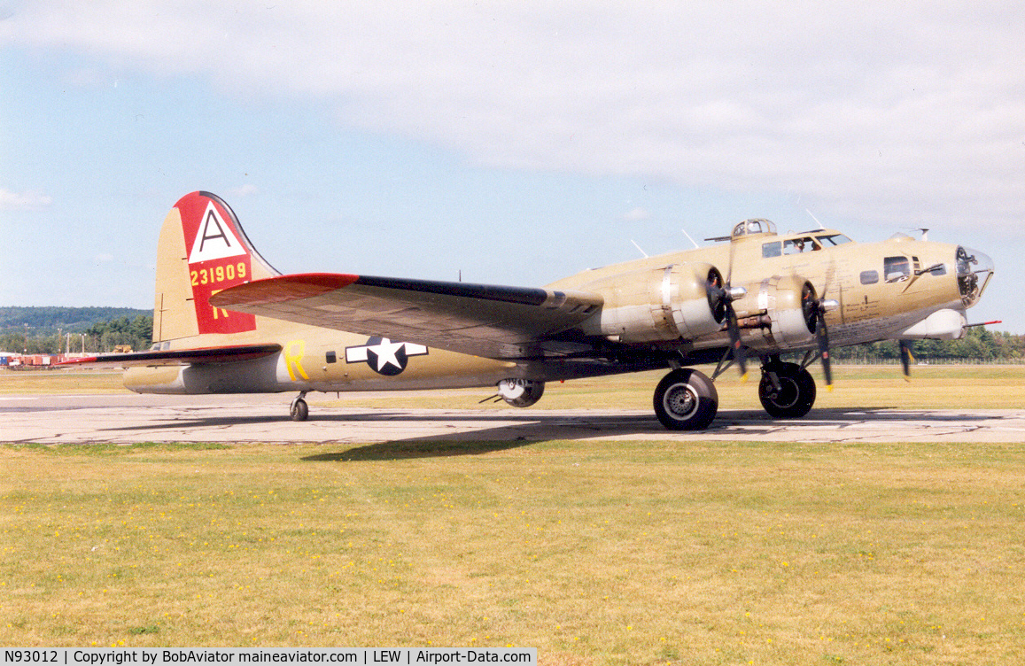 N93012, 1944 Boeing B-17G-30-BO Flying Fortress C/N 32264, B-17  gets ready for take off  runway 22