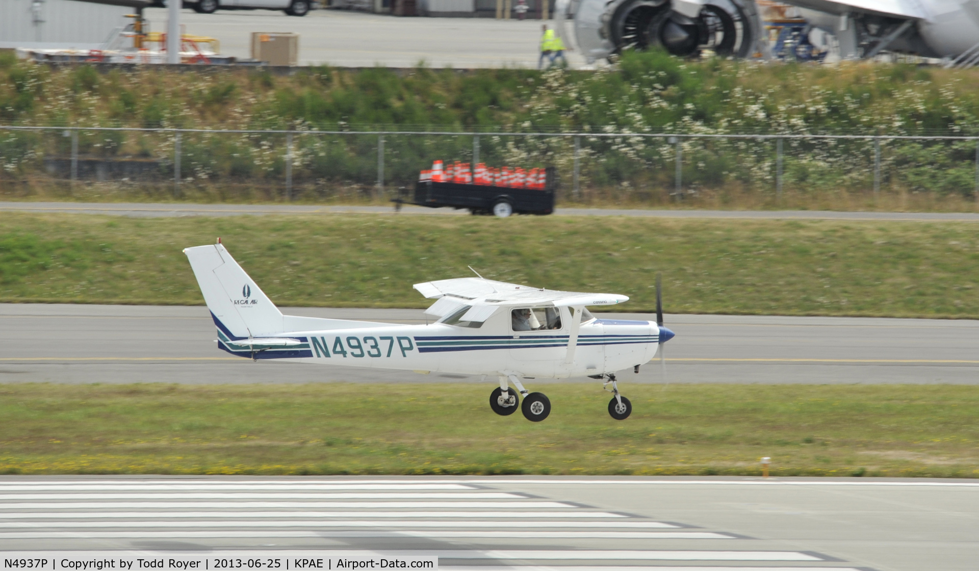 N4937P, 1981 Cessna 152 C/N 15284849, Landing at Paine Field