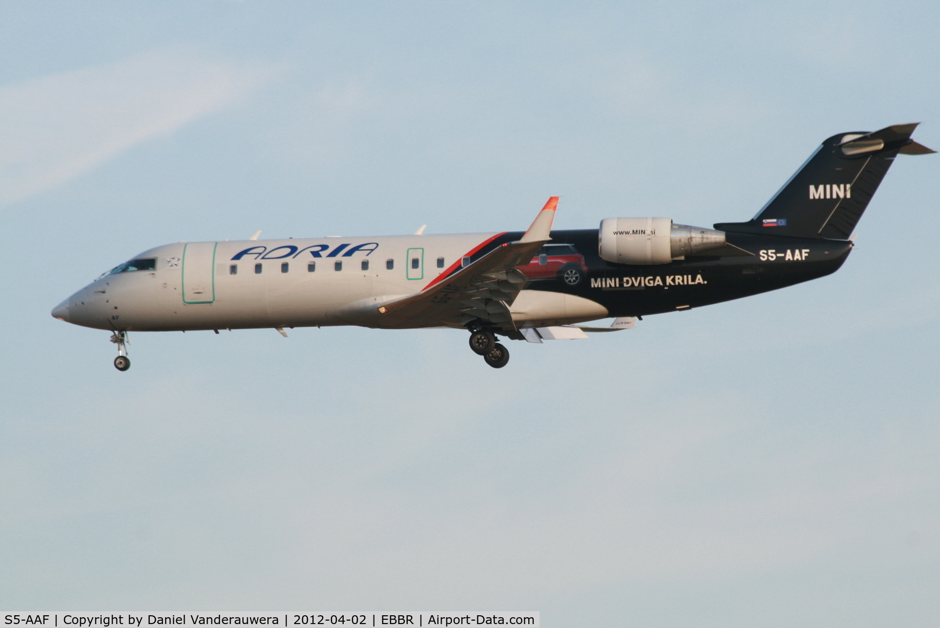 S5-AAF, 1998 Canadair CRJ-200LR (CL-600-2B19) C/N 7272, Flight JP376 is descending to RWY 25L