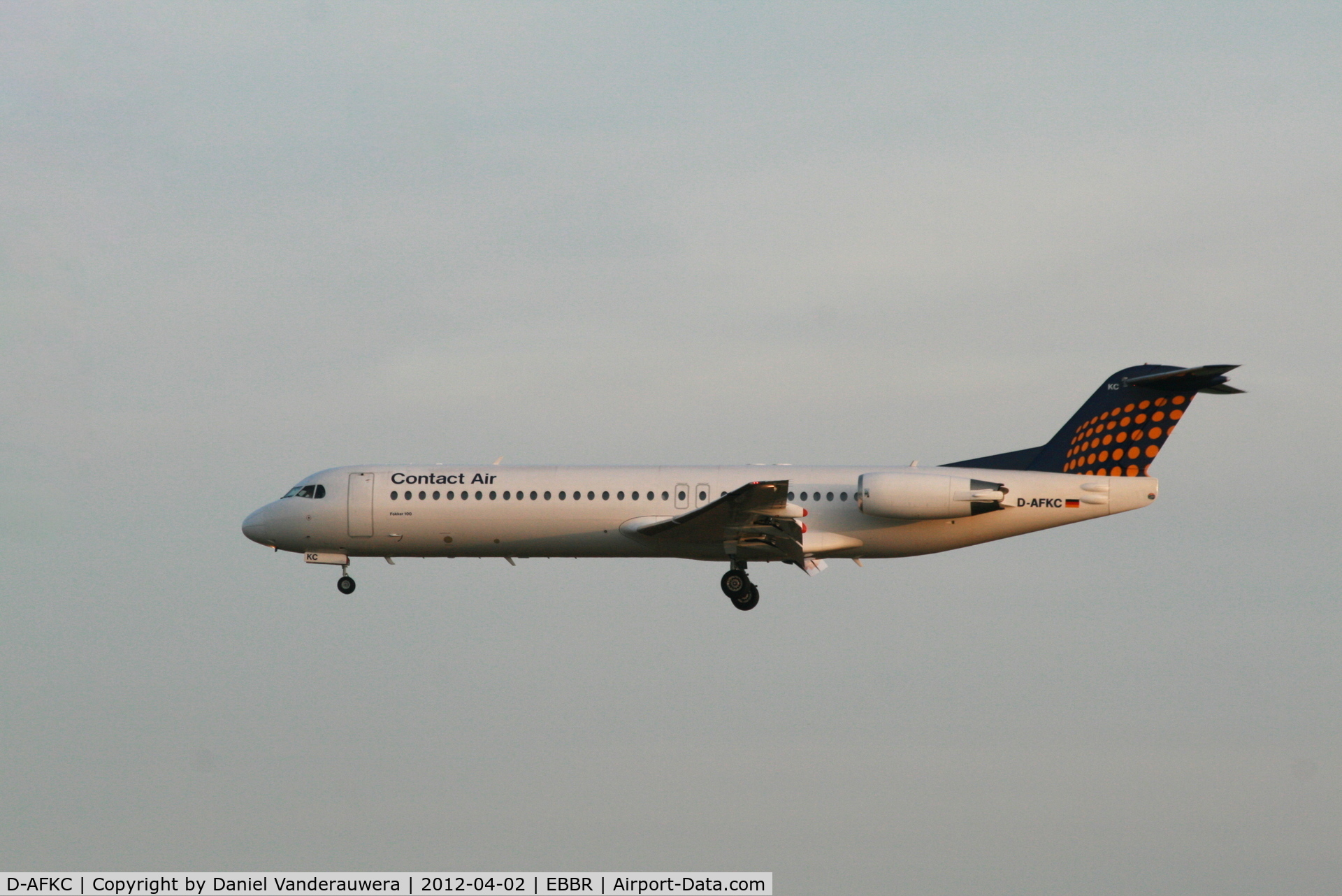 D-AFKC, 1996 Fokker 100 (F-28-0100) C/N 11496, Flight LH3354 is descending to RWY 25L