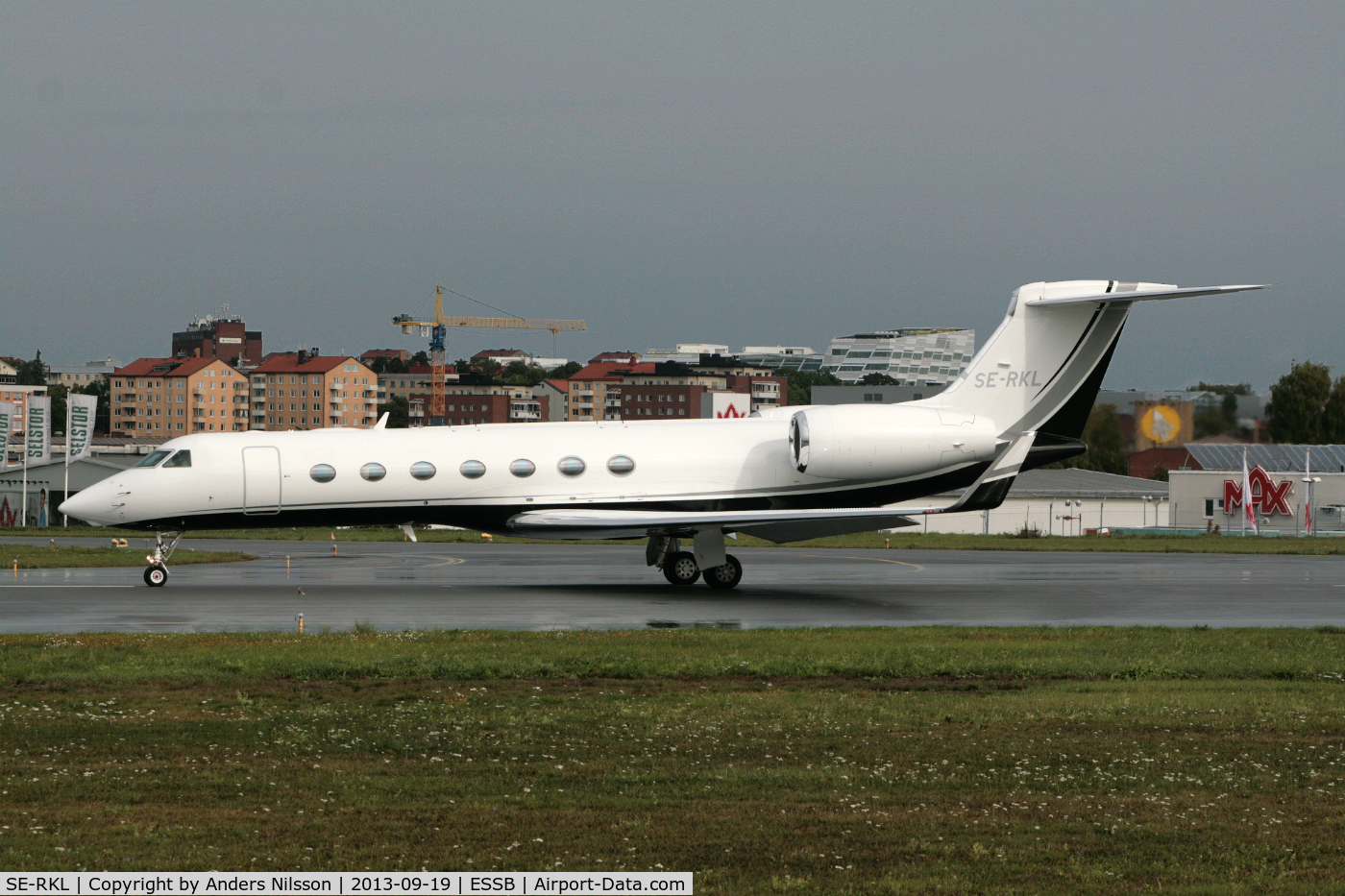 SE-RKL, 2009 Gulfstream Aerospace GV-SP (G550) C/N 5260, Lining up runway 30.