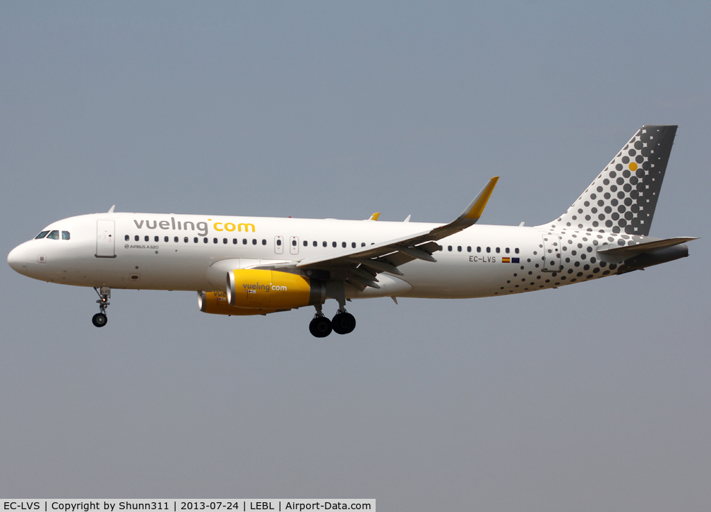 EC-LVS, 2013 Airbus A320-232 C/N 5599, Landing rwy 25R