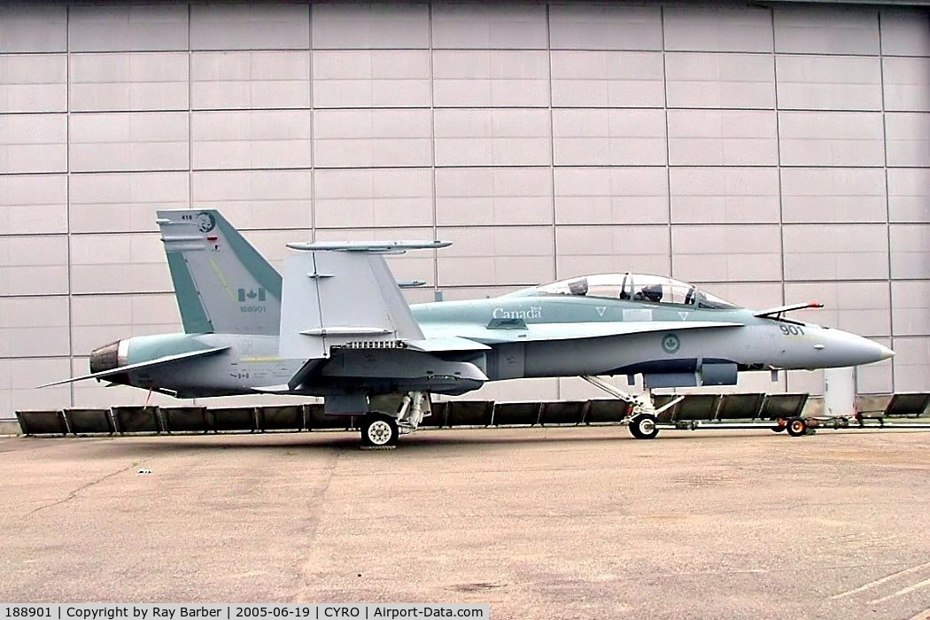 188901, 1982 McDonnell Douglas CF-188B Hornet C/N 0047/B011, 188901   McDonnell-Douglas CF-188B Hornet [CFB-01] Rockcliffe~C 19/06/2005