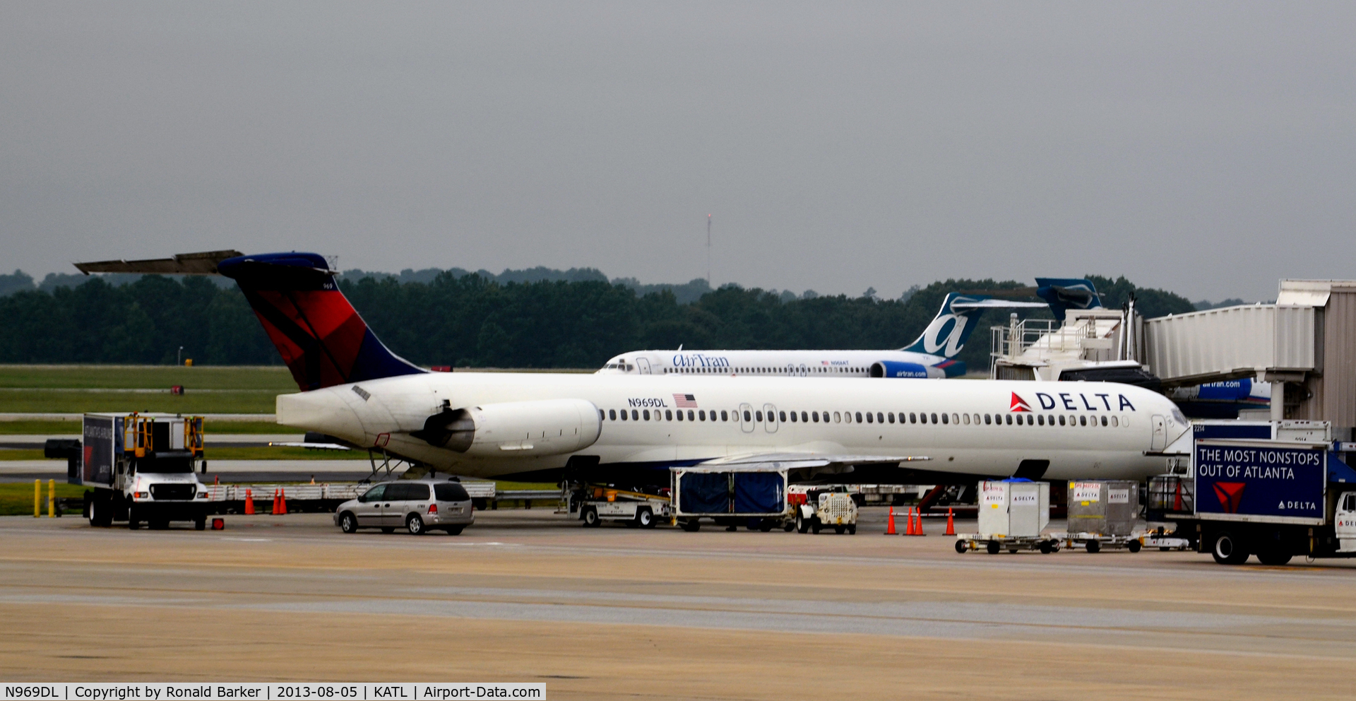 N969DL, 1990 McDonnell Douglas MD-88 C/N 53172, At the gate Atlanta