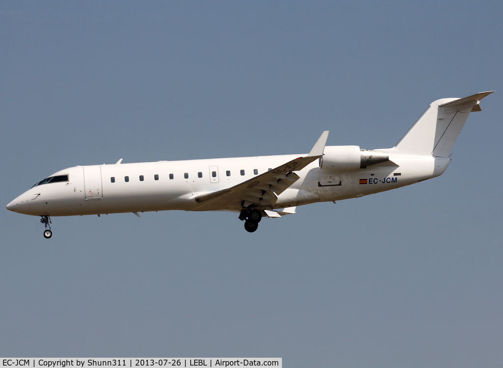 EC-JCM, 2004 Bombardier CRJ-200ER (CL-600-2B19) C/N 7981, Landing rwy 25R in all white c/s