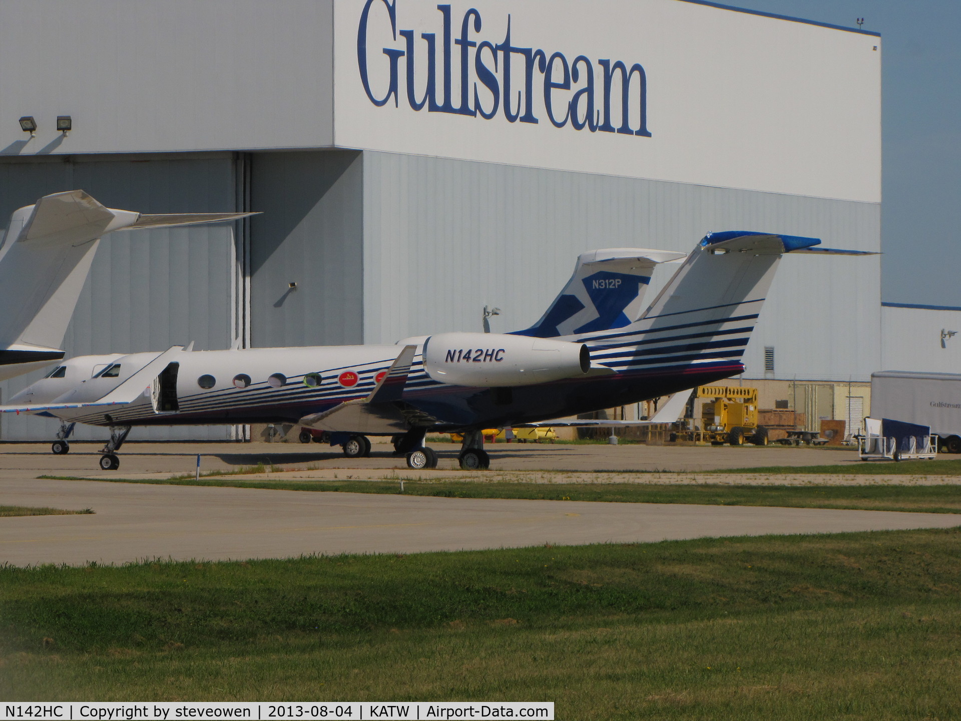 N142HC, 2004 Gulfstream Aerospace GIV-X (G450) C/N 4007, Gulfstream at Appleton