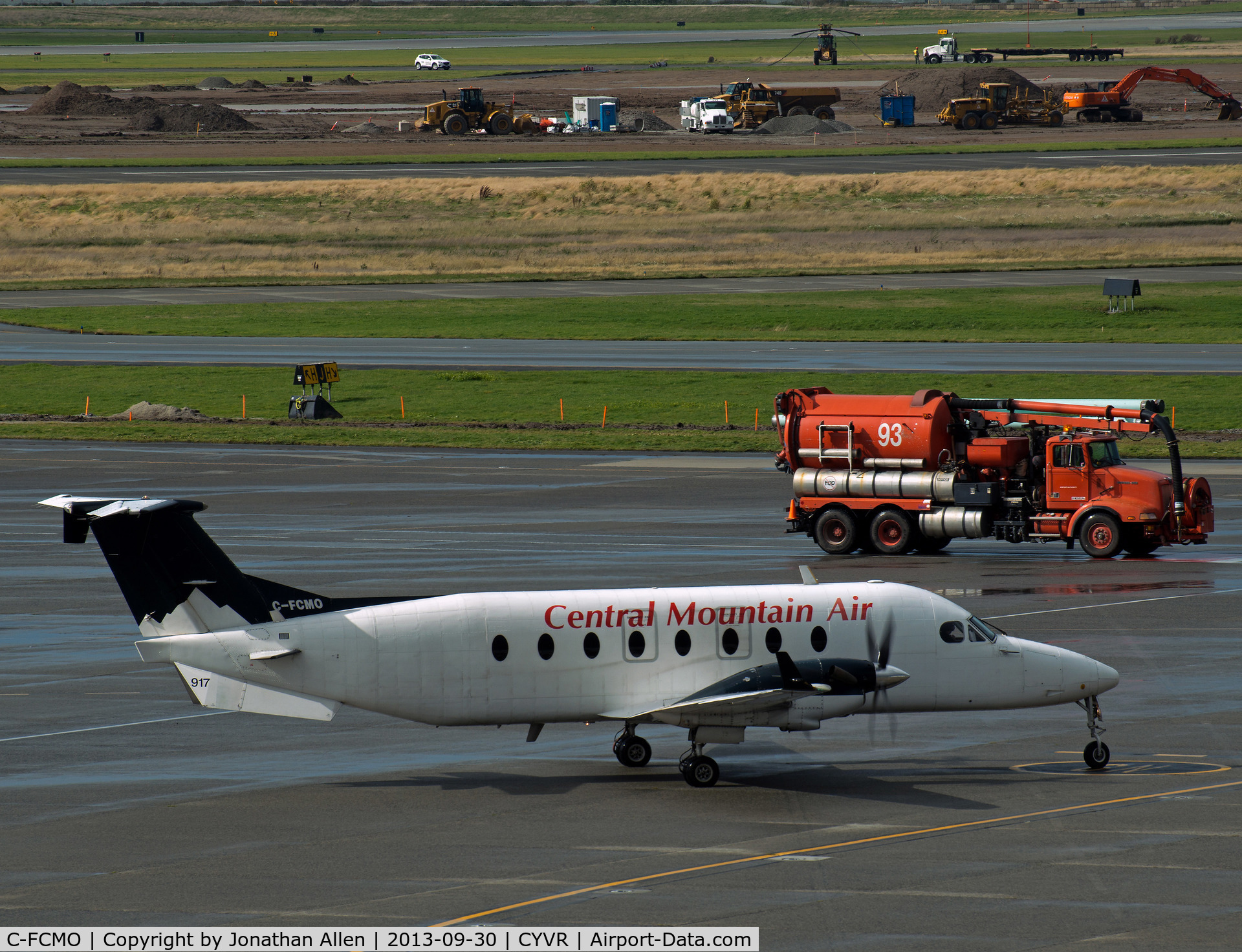 C-FCMO, 1997 Beech 1900D C/N UE-281, Departing domestic terminal, Vancouver International airport.