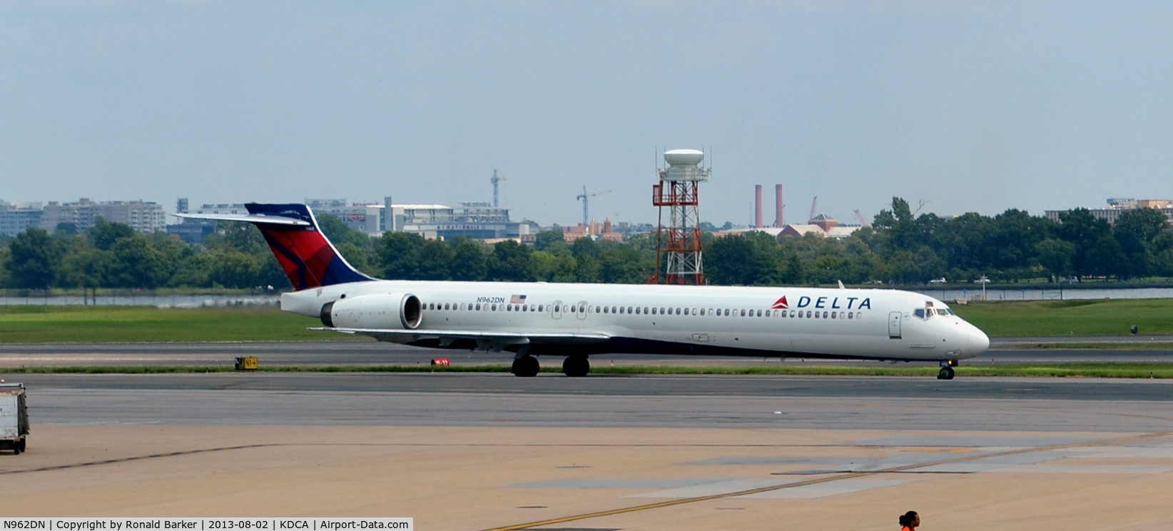N962DN, McDonnell Douglas MD-90-30 C/N 53532, Taxi  National