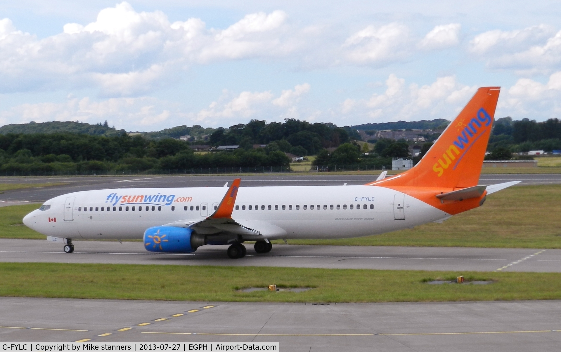 C-FYLC, 2006 Boeing 737-8BK C/N 33029, Sunwing Boeing 737-8BK taxiing to runway 06 on a flight for Thomson holidays
