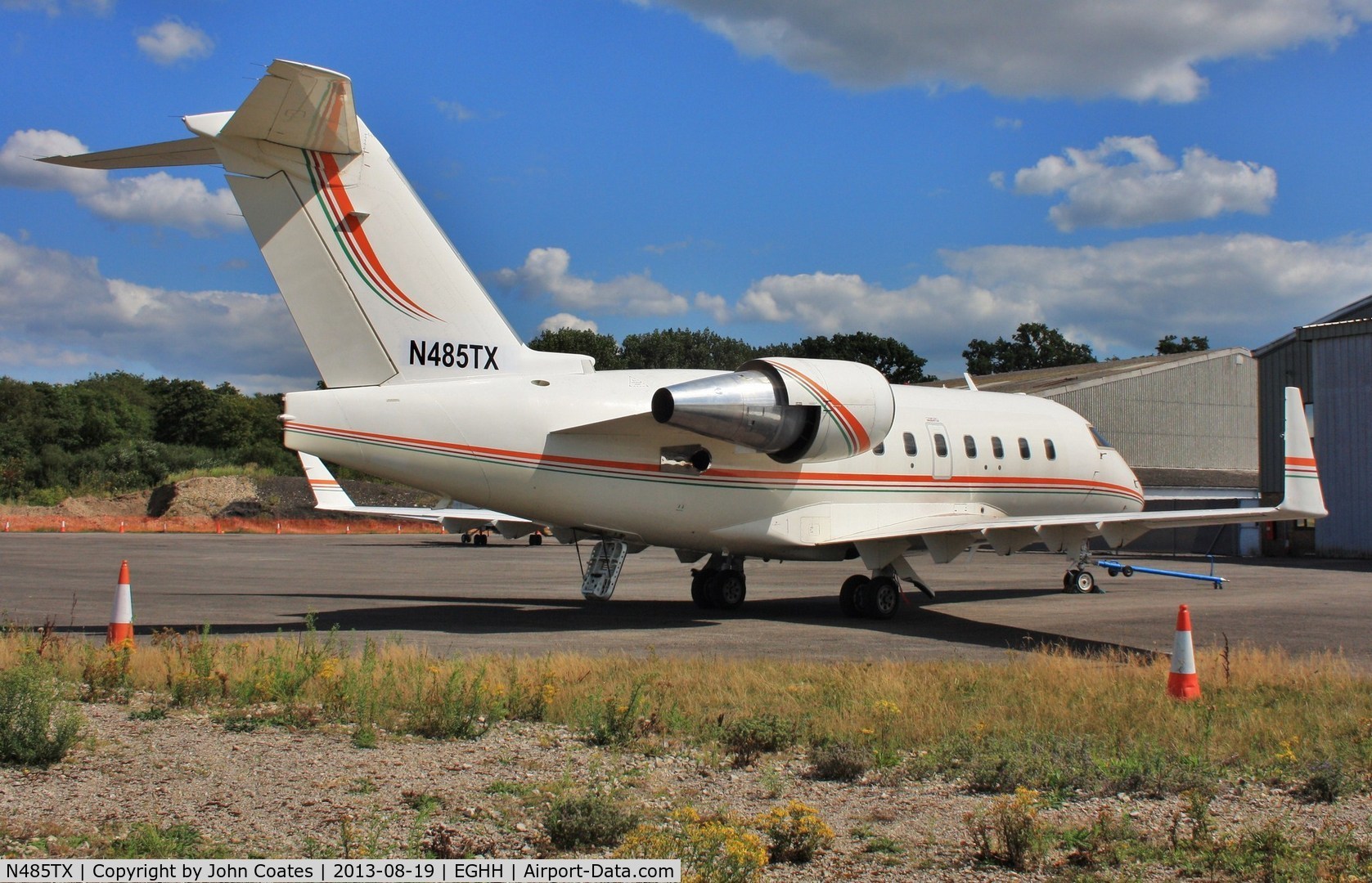 N485TX, 2000 Bombardier Challenger 604 (CL-600-2B16) C/N 5485, Being prepared for delivery.