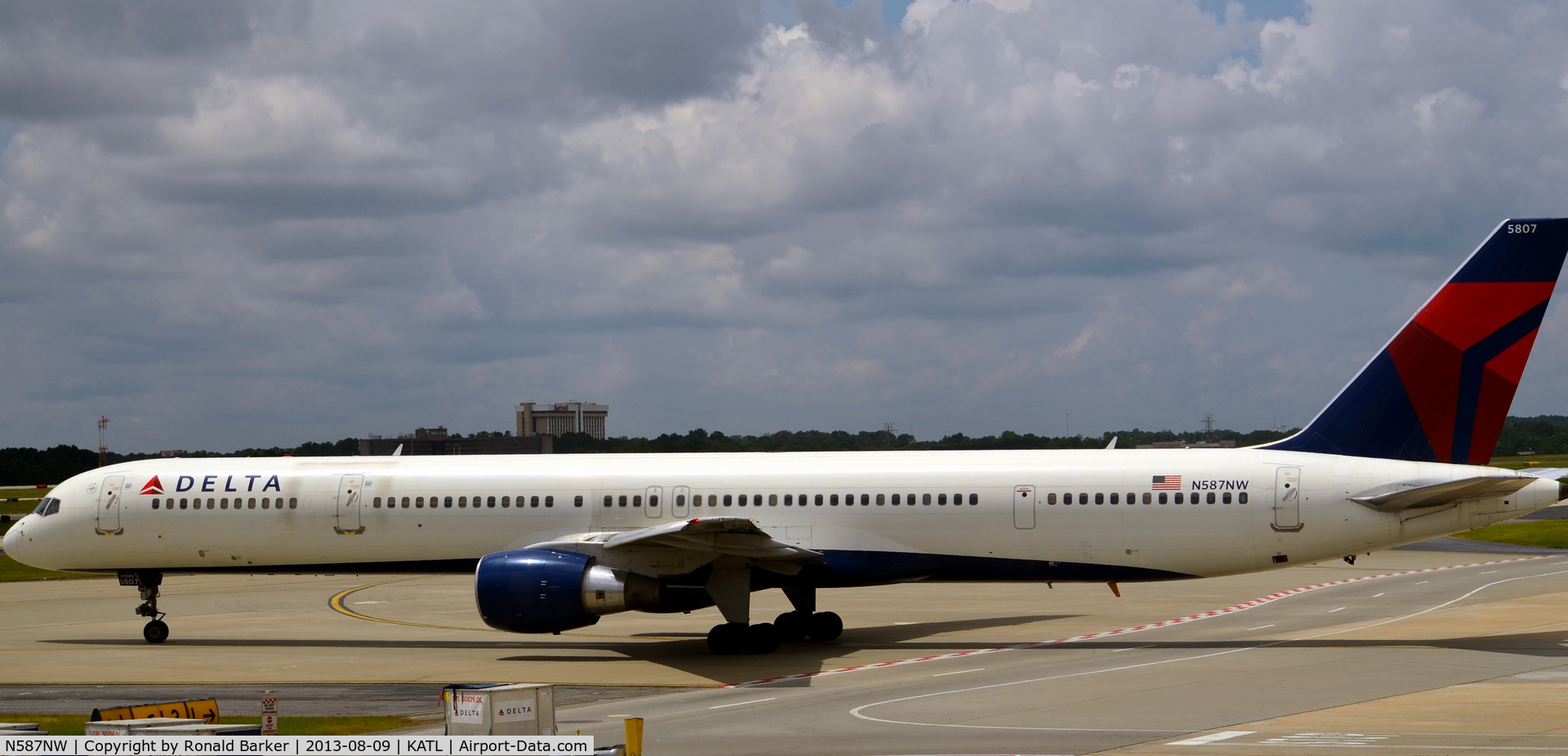 N587NW, 2002 Boeing 757-351 C/N 32986, Taxi to park Atlanta