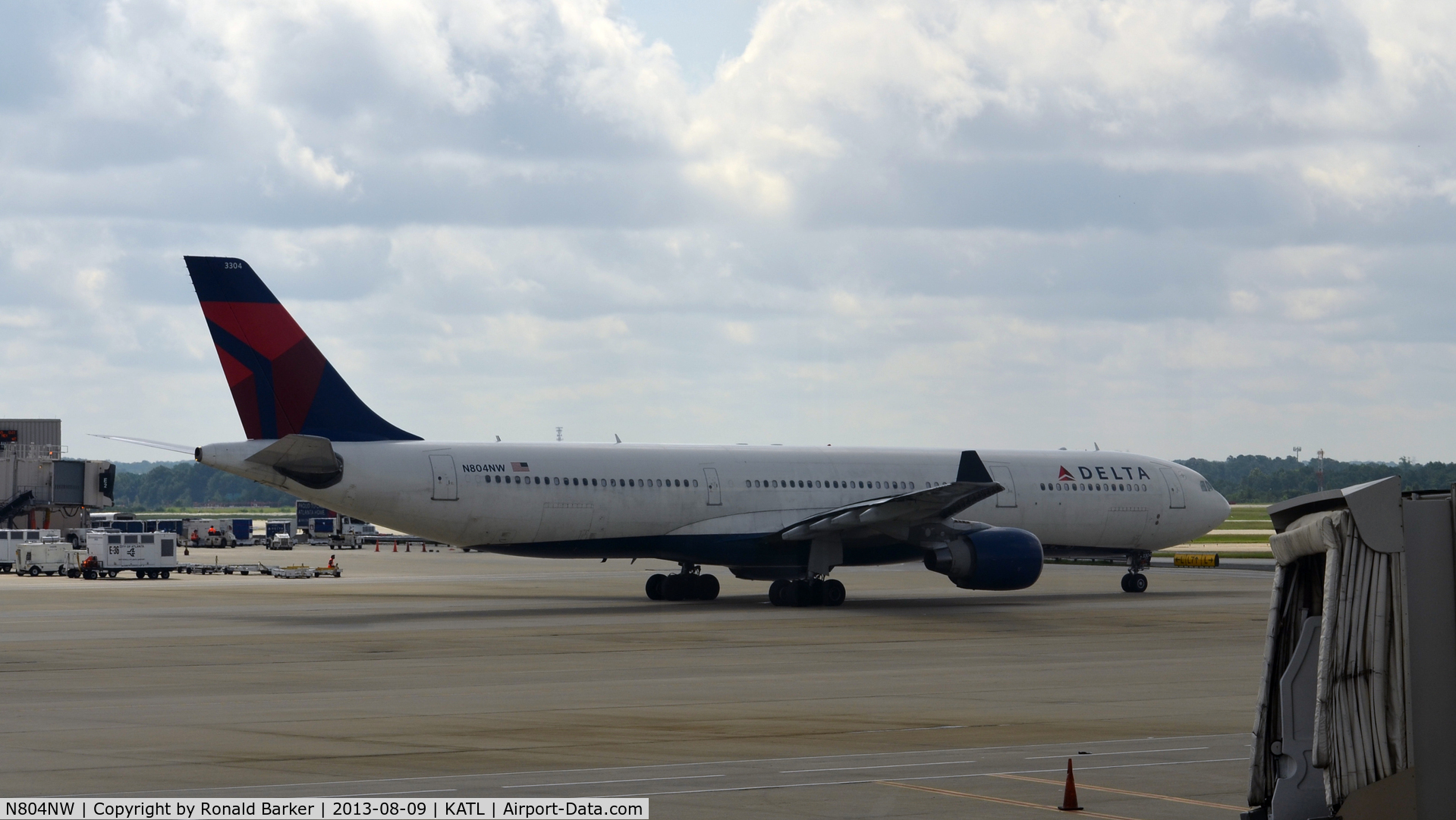 N804NW, 2003 Airbus A330-323 C/N 0549, Taxi Atlanta