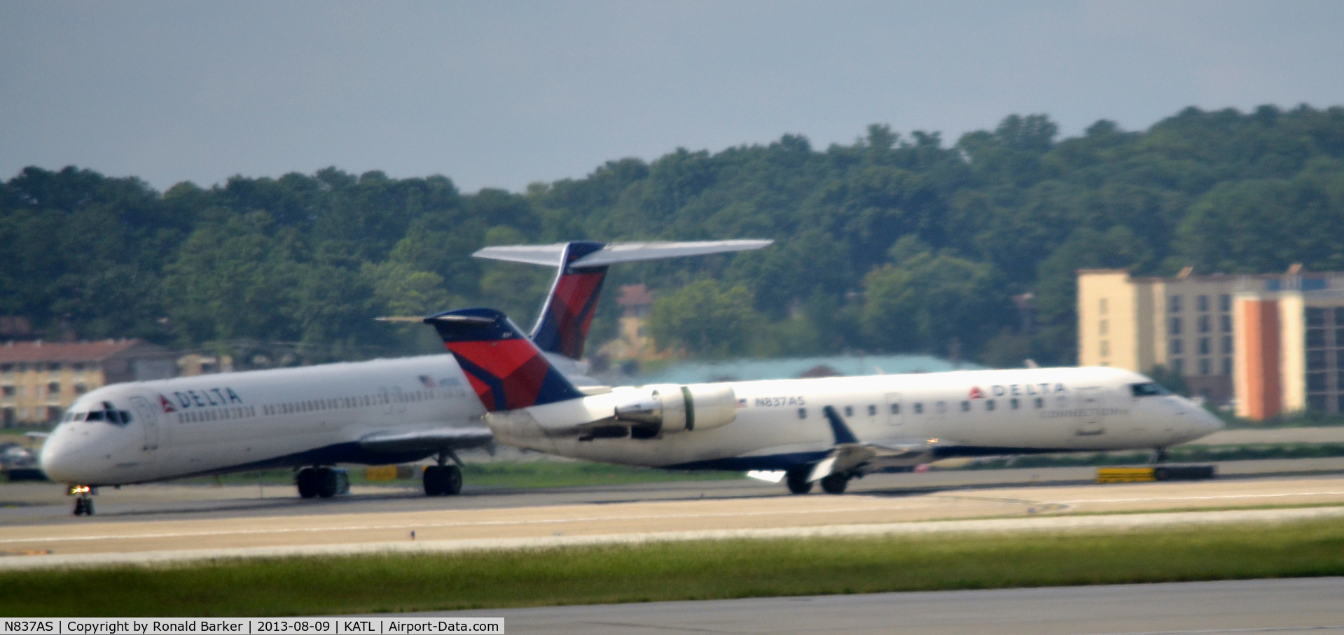 N837AS, 1998 Bombardier CRJ-200ER (CL-600-2B19) C/N 7271, Landing Atlanta