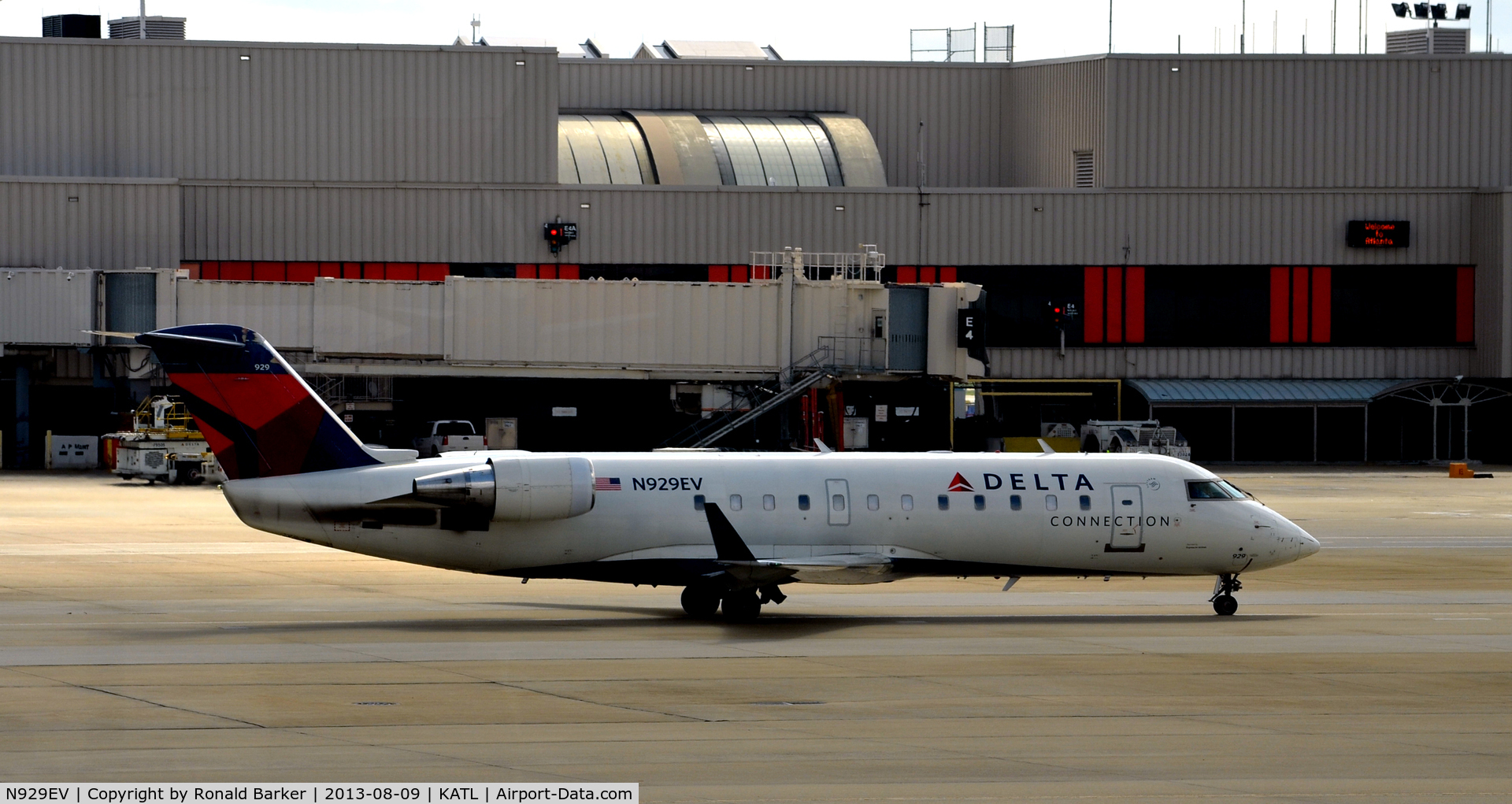 N929EV, 2004 Bombardier CRJ-200ER (CL-600-2B19) C/N 8007, Taxi Atlanta