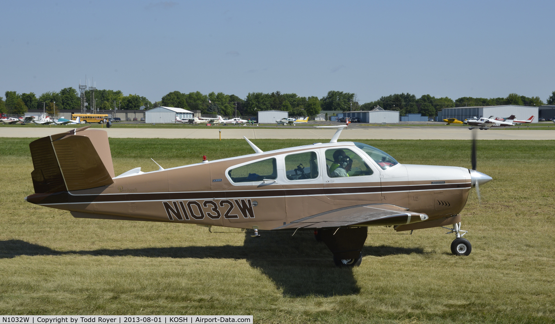 N1032W, 1973 Beech V35B Bonanza C/N D-9454, Airventure 2013