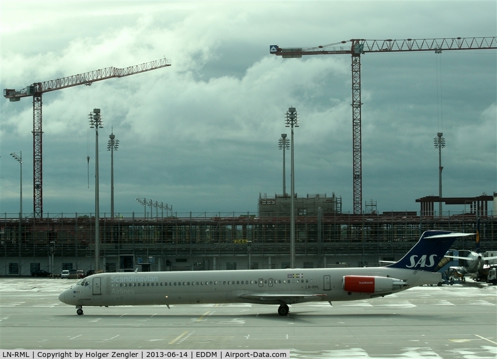 LN-RML, 1991 McDonnell Douglas MD-82 (DC-9-82) C/N 53002, Arrival from Scandinavia on taxi to parking position...