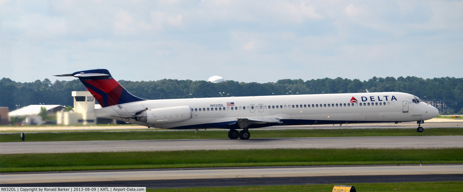 N932DL, 1989 McDonnell Douglas MD-88 C/N 49719, Nose wheel liftoff Atlanta