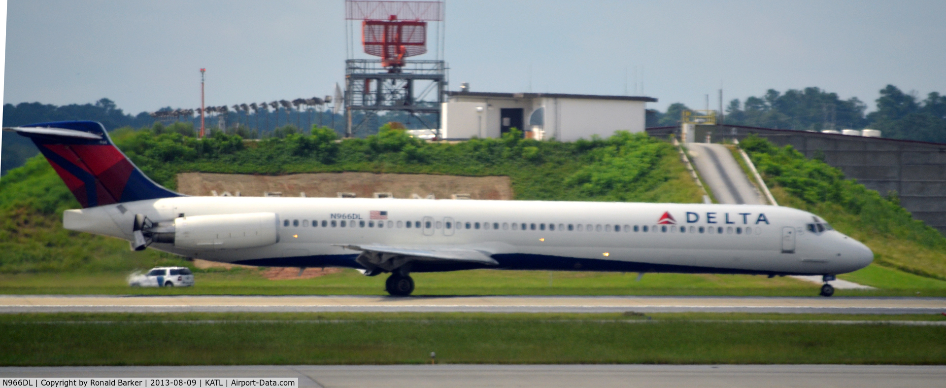 N966DL, 1990 McDonnell Douglas MD-88 C/N 53115, Landing Atlanta