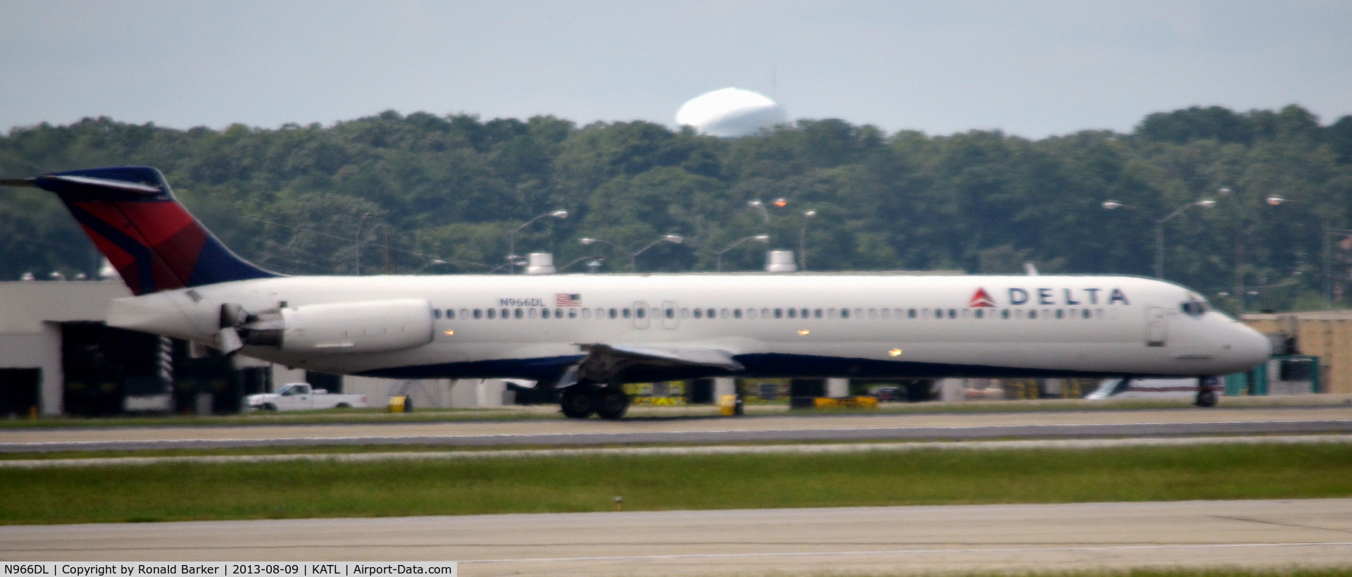N966DL, 1990 McDonnell Douglas MD-88 C/N 53115, Thrust reversers on landing Atlanta