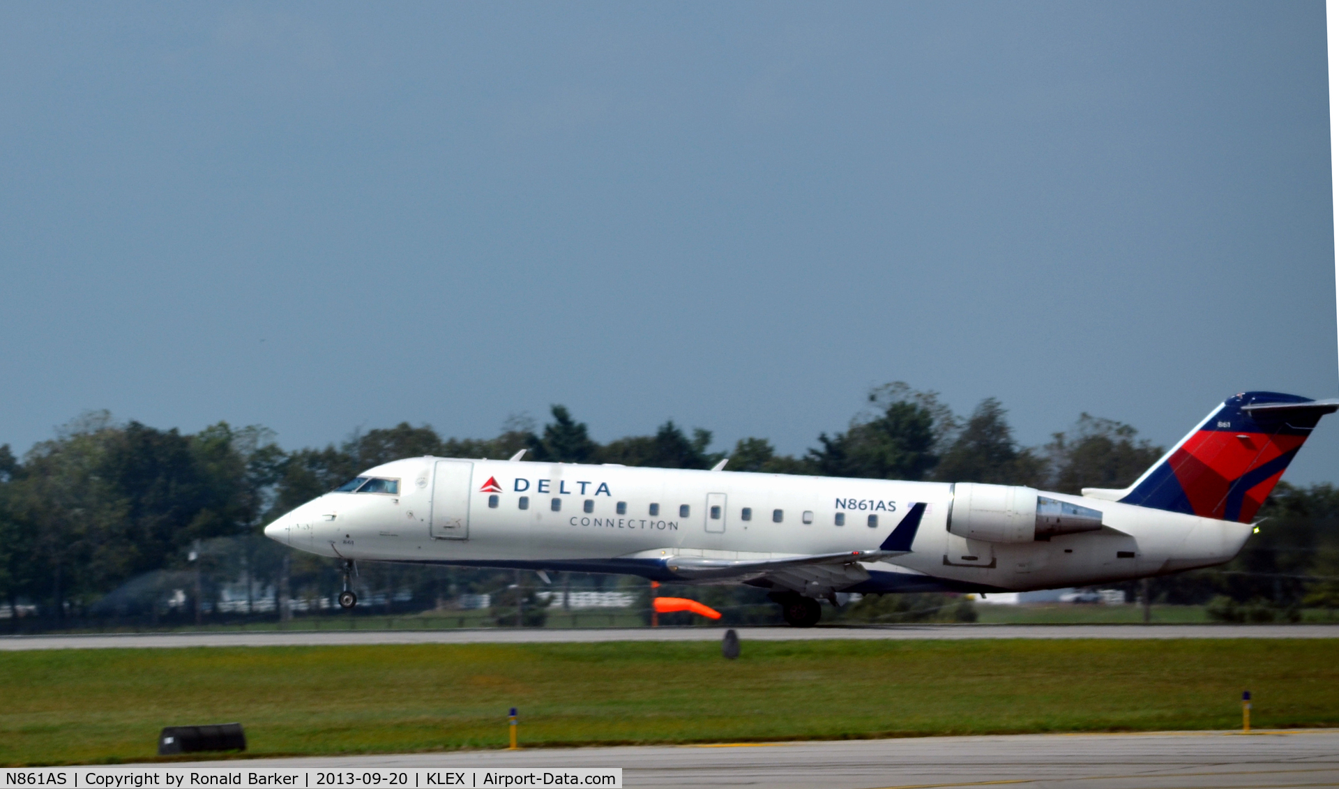 N861AS, 2000 Bombardier CRJ-200ER (CL-600-2B19) C/N 7445, Landing Lexington