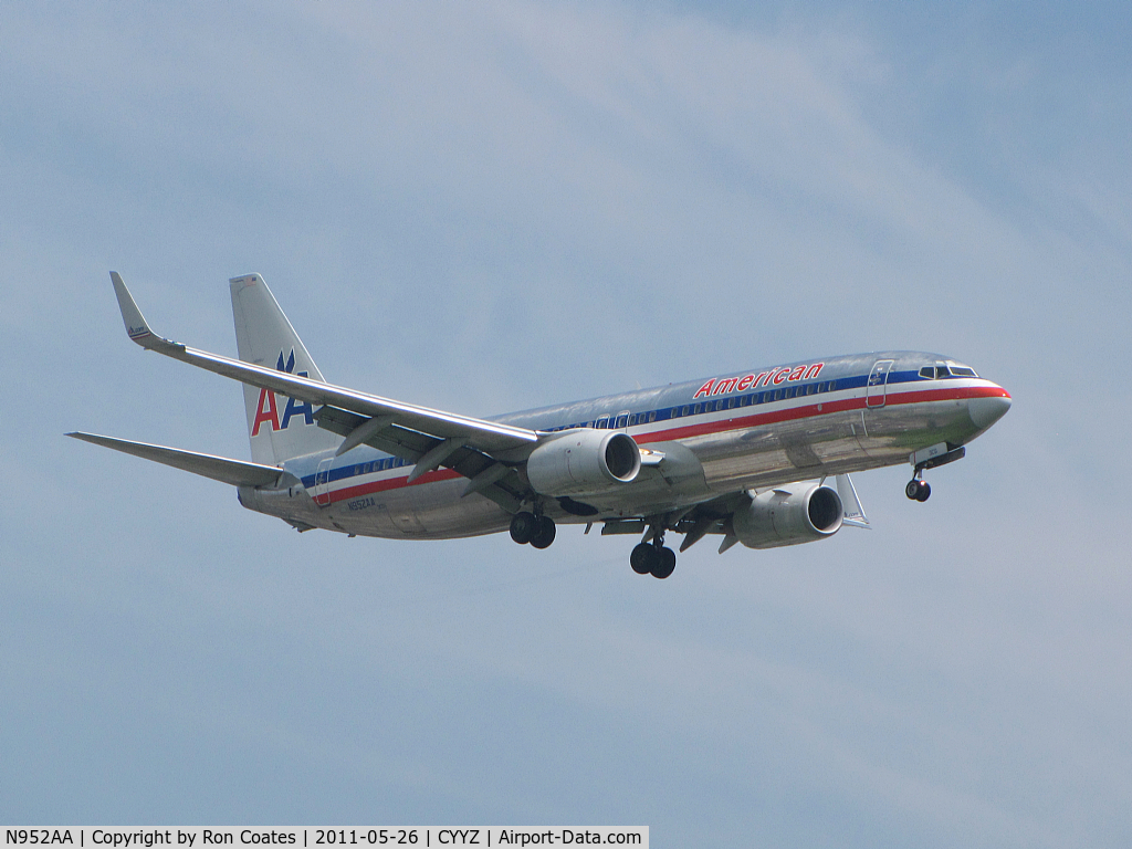 N952AA, 2000 Boeing 737-823 C/N 30088, A 2000 American Airlines Boeing 737-823 landing at Toronto Int'l Airport