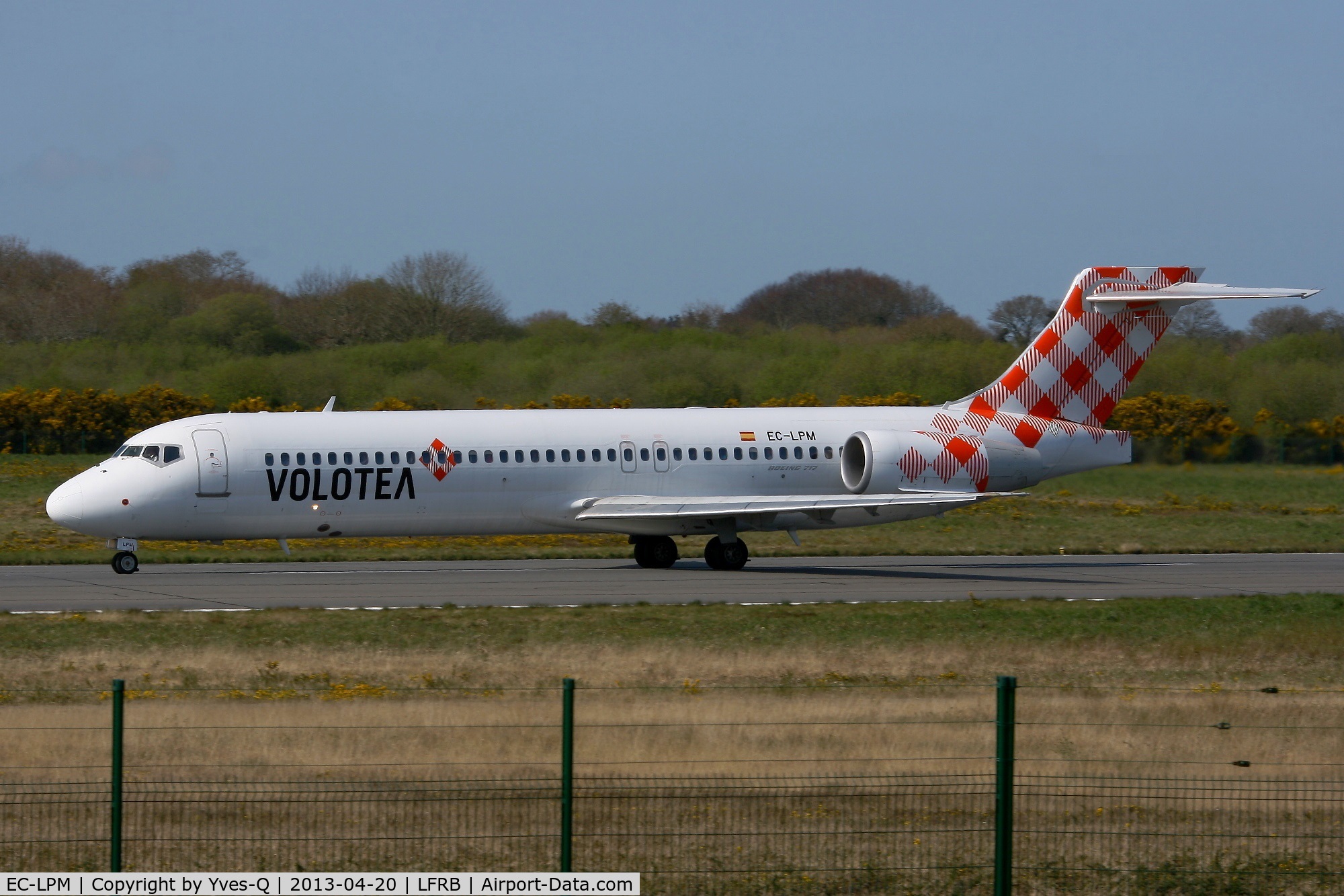 EC-LPM, 2005 Boeing 717-2BL C/N 55185, Boeing 717-2BL, Taxiing to holding point Rwy 07R, Brest-Bretagne Airport (LFRB-BES)