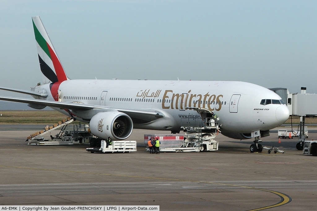 A6-EMK, 1998 Boeing 777-21H/ER C/N 29324, EMIRATES to Dubai at CDG T1