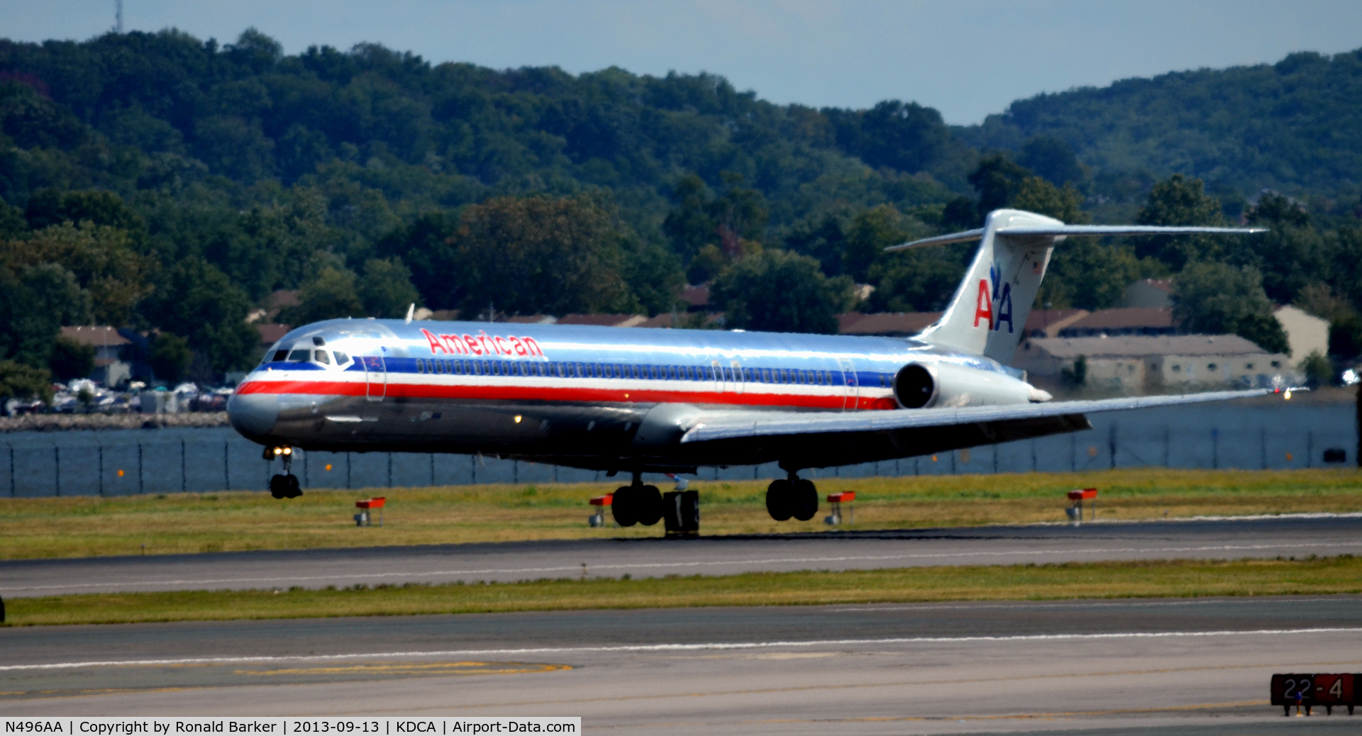 N496AA, 1989 McDonnell Douglas MD-82 (DC-9-82) C/N 49734, Landing National