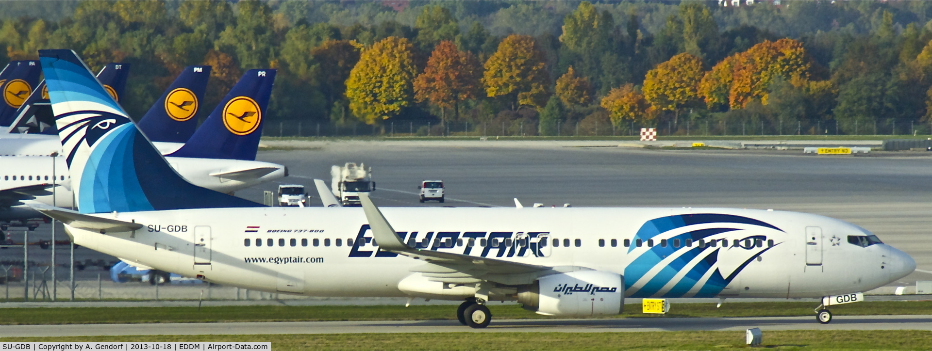 SU-GDB, 2009 Boeing 737-866 C/N 35567, Egypt Air, is seen here taxiing to the gate at München(EDDM)