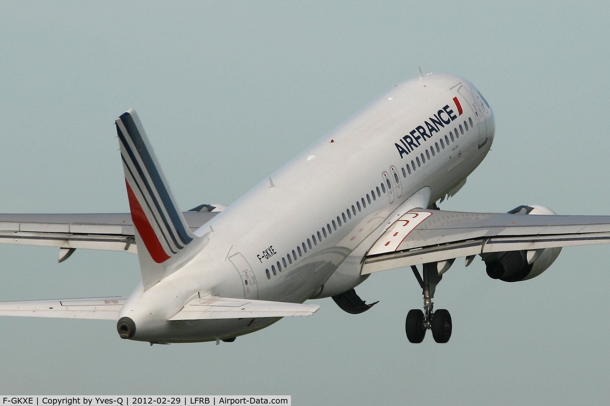 F-GKXE, 2002 Airbus A320-214 C/N 1879, Airbus A320-214, take off Rwy 07R, Brest-Bretagne Airport (LFRB-BES)