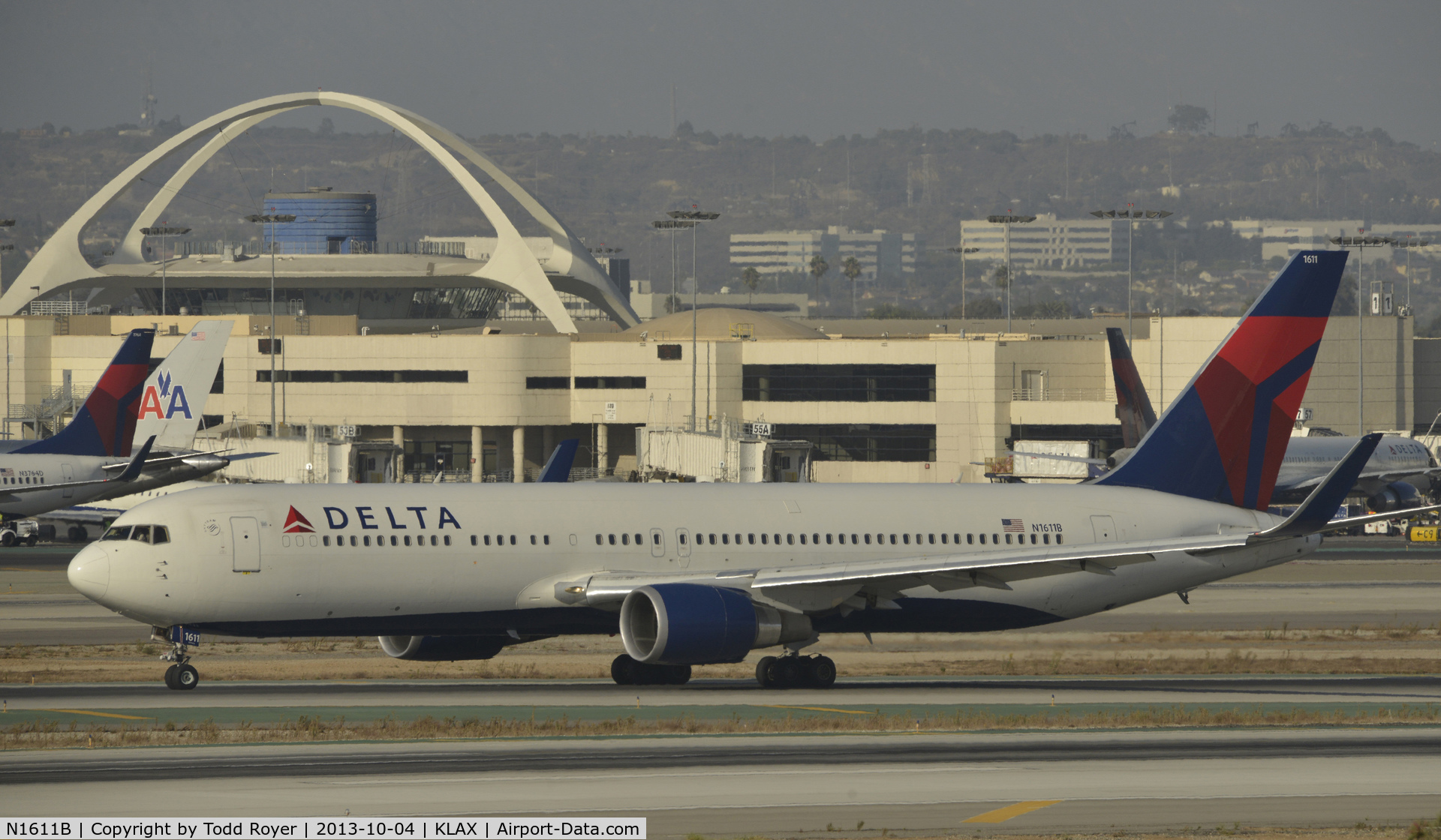 N1611B, 2000 Boeing 767-332/ERF C/N 30595, Taxiing to gate at LAX