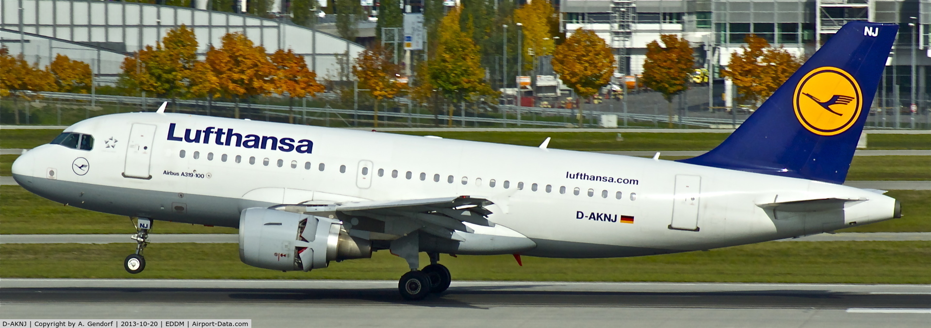 D-AKNJ, 2000 Airbus A319-112 C/N 1172, Lufthansa, is touching down RWY 26L at München(EDDM)