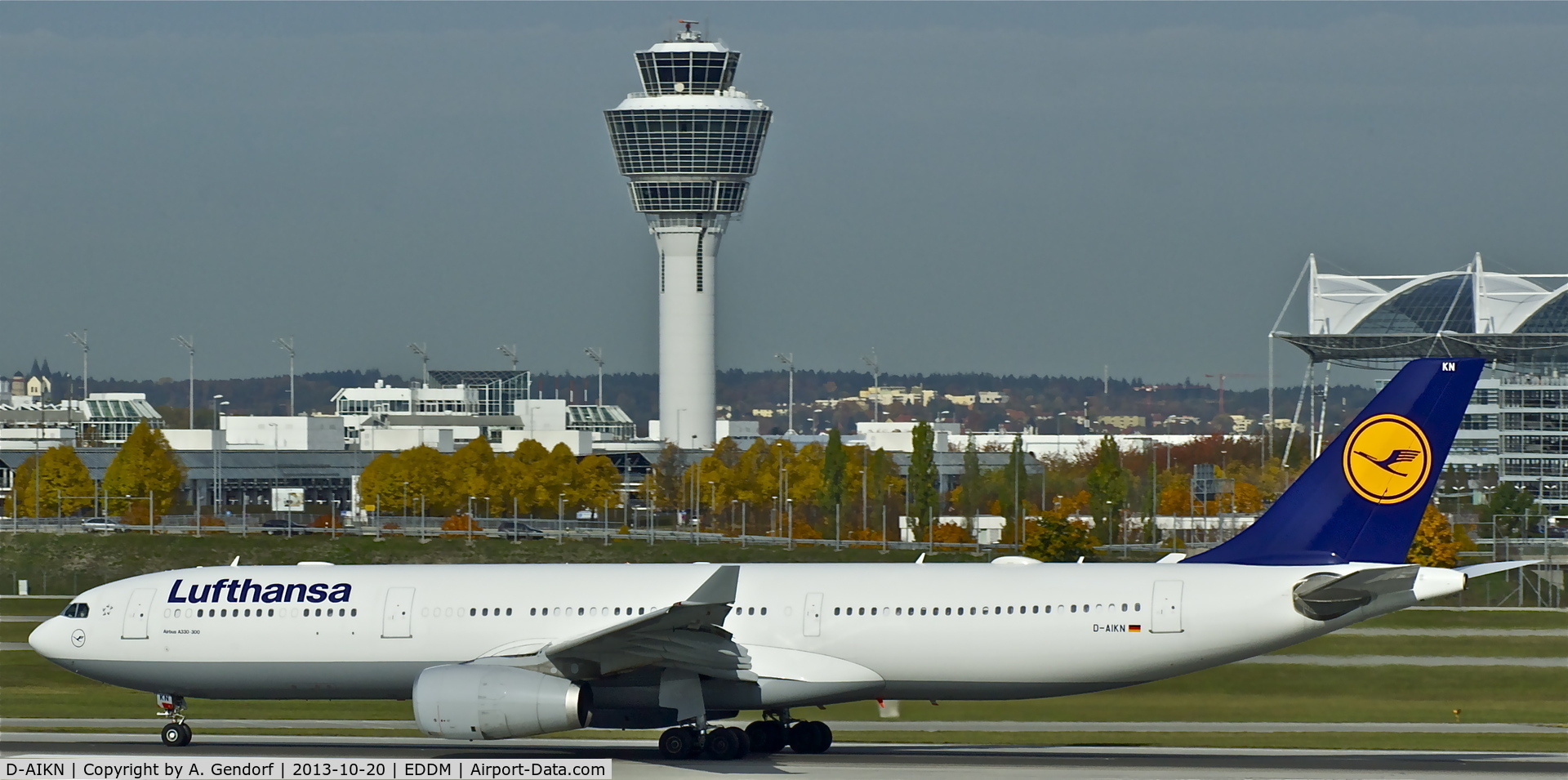 D-AIKN, 2008 Airbus A330-343X C/N 922, Lufthansa, is speeding up at München(EDDM), with the tower in the background