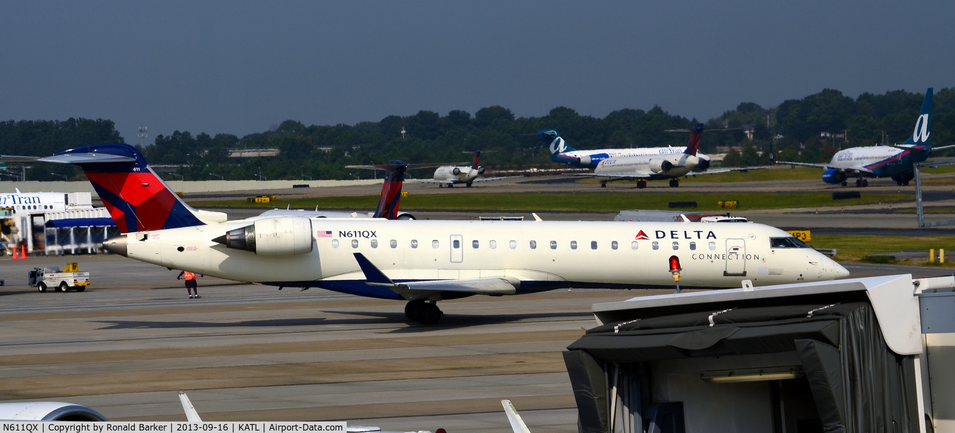 N611QX, Bombardier CRJ-701 (CL-600-2C10) Regional Jet C/N 10041, Taxi Atlanta