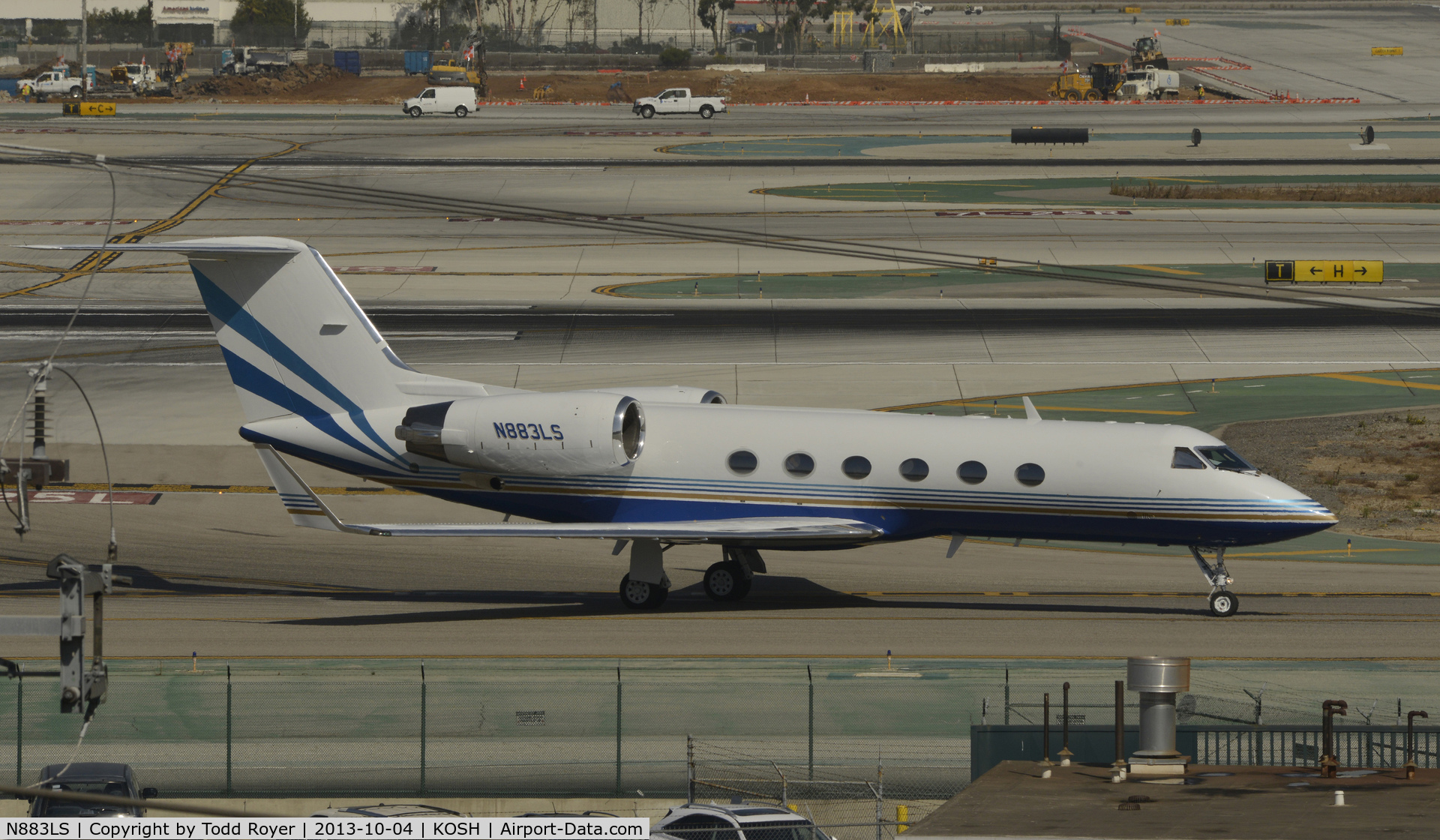 N883LS, 1989 Gulfstream IV C/N 1110, Taxiing to parking at LAX