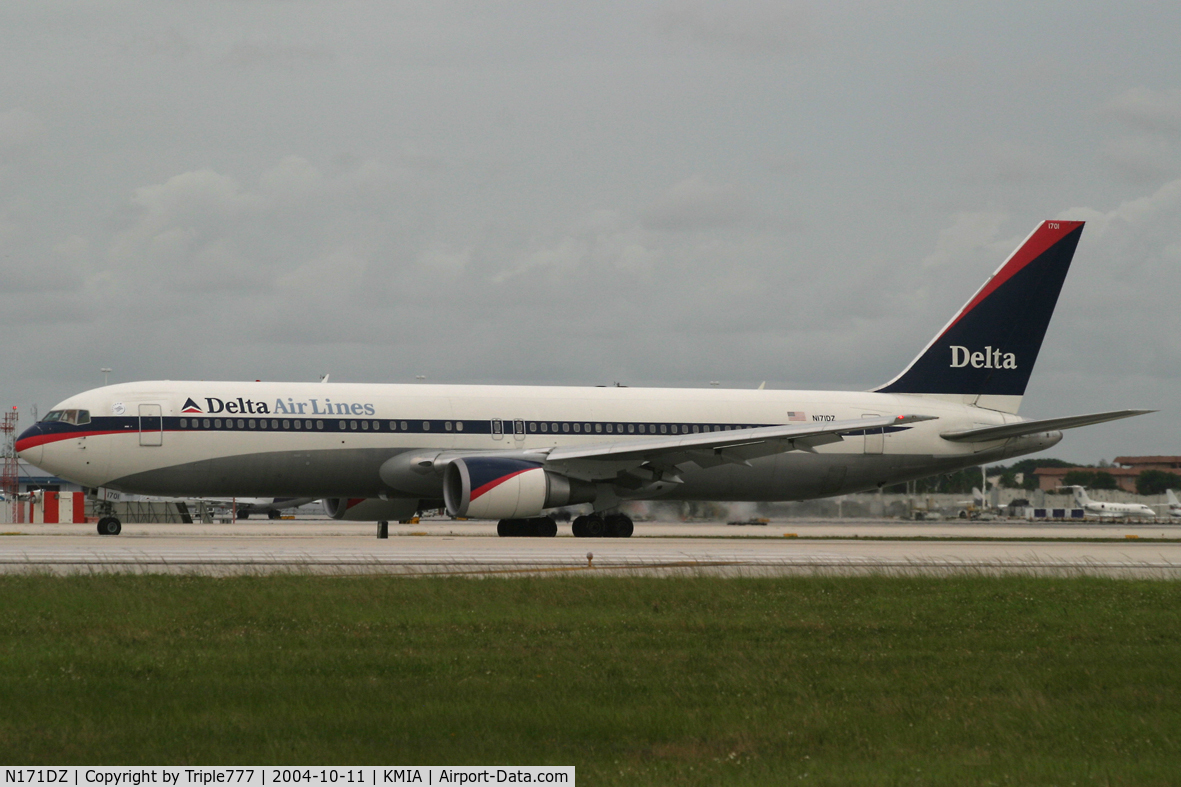 N171DZ, 1998 Boeing 767-332 C/N 29690, Delta