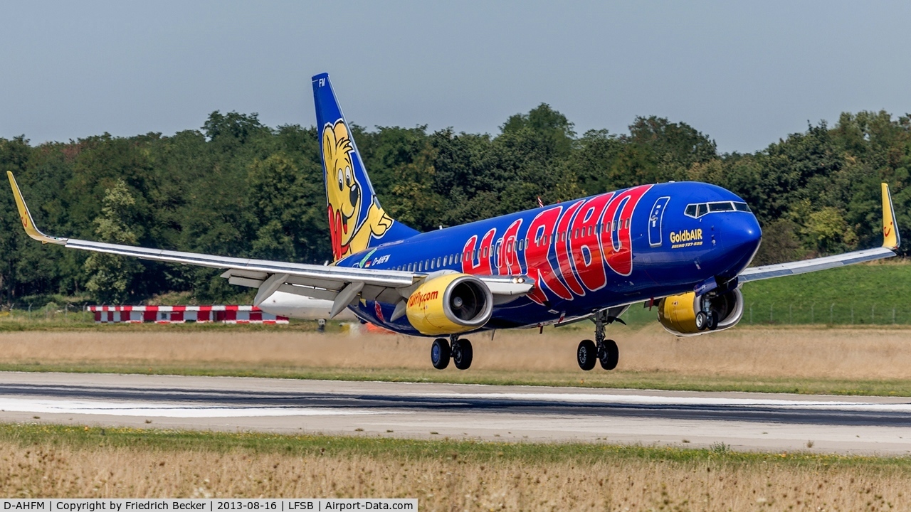 D-AHFM, 2000 Boeing 737-8K5 C/N 27986, moments prior touchdown at Basel