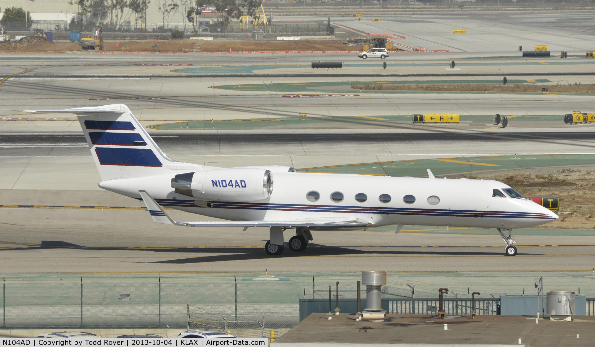 N104AD, 2000 Gulfstream Aerospace G-IV C/N 1406, Taxiing to parking at LAX